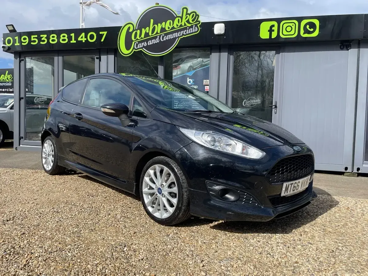 Usado Ford Fiesta Sport 95 HP (69 kW) 2016 Preto Van