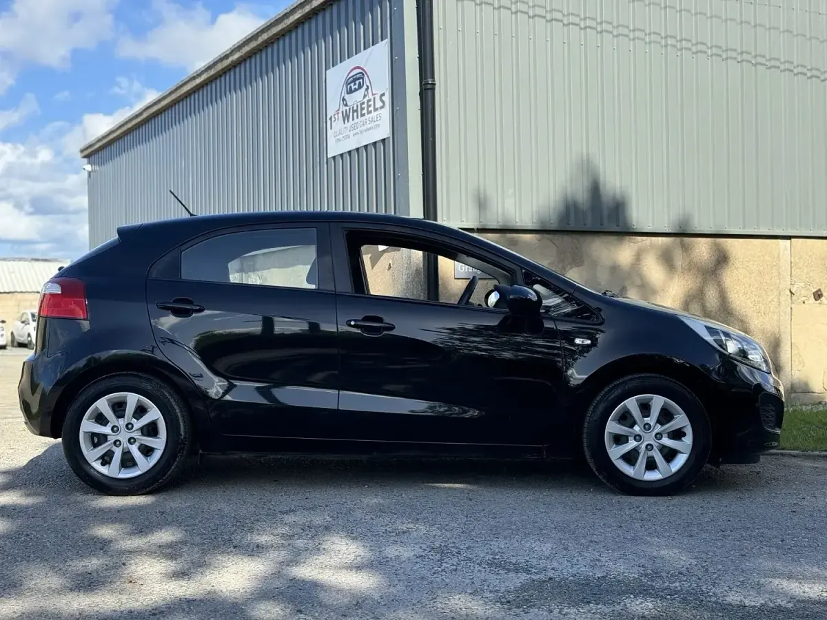 Used Kia Rio 85 HP (62 kW) 2014 Black Hatchback