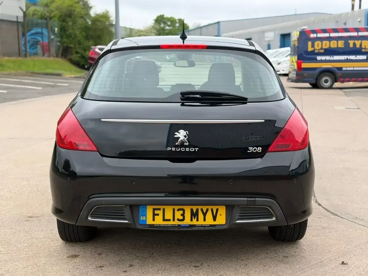 Używany Peugeot 308 Active 2013 Czarny Hatchback