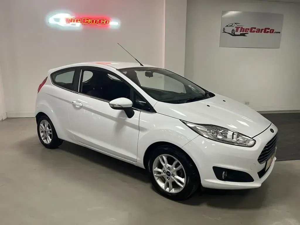 Used Ford Fiesta Zetec 80 HP (58 kW) 2016 White Hatchback
