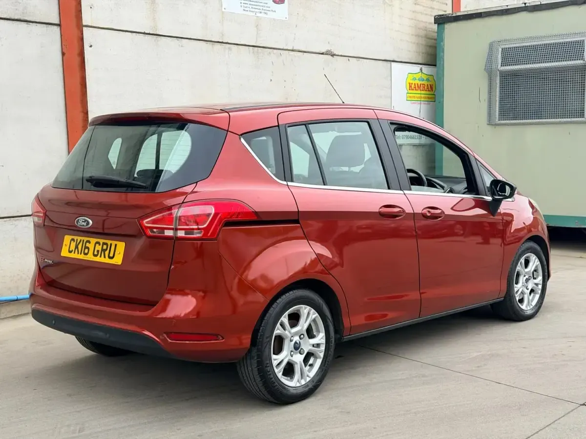 Usado Ford B-MAX Zetec 95 HP (69 kW) 2016 Vermelho Monovolume
