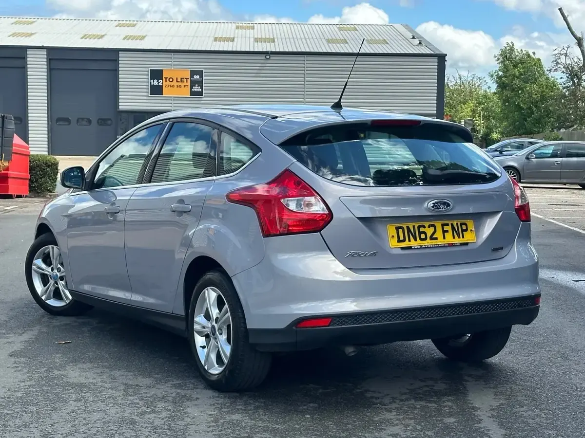 Used Ford Focus Zetec 90 HP (66 kW) 2012 Silver Hatchback