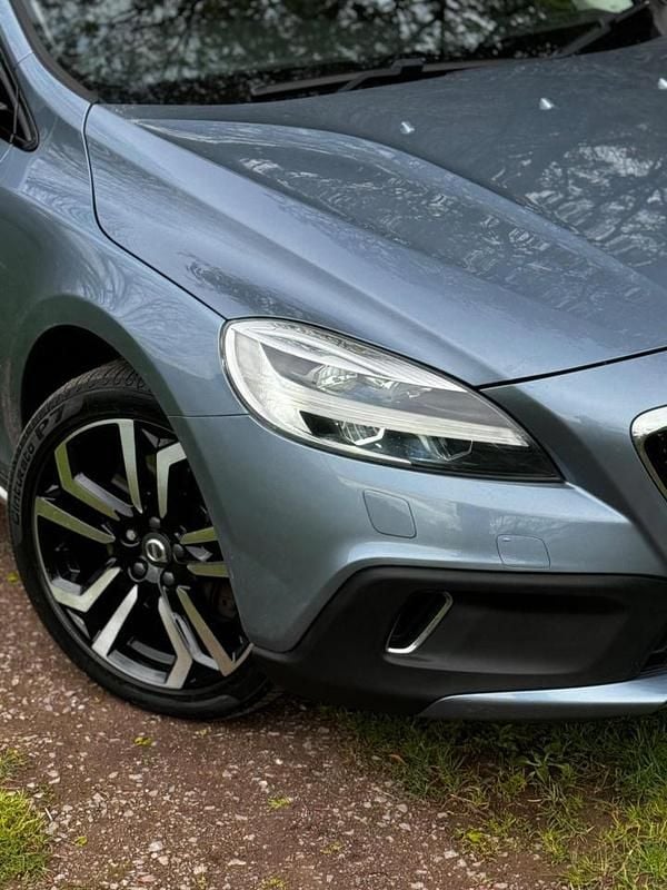 Used Volvo V40 Pro 152 HP (111 kW) 2018 Blue Hatchback