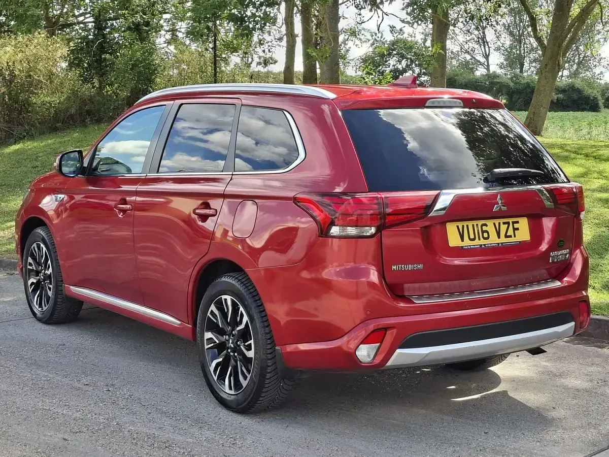 Used Mitsubishi Outlander P-HEV 2016 Red Estate