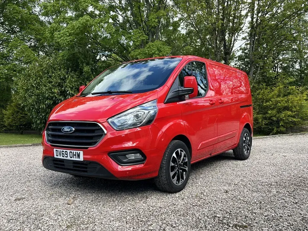 Used Ford Transit Custom Limited 130 HP (95 kW) 2019 Red Van