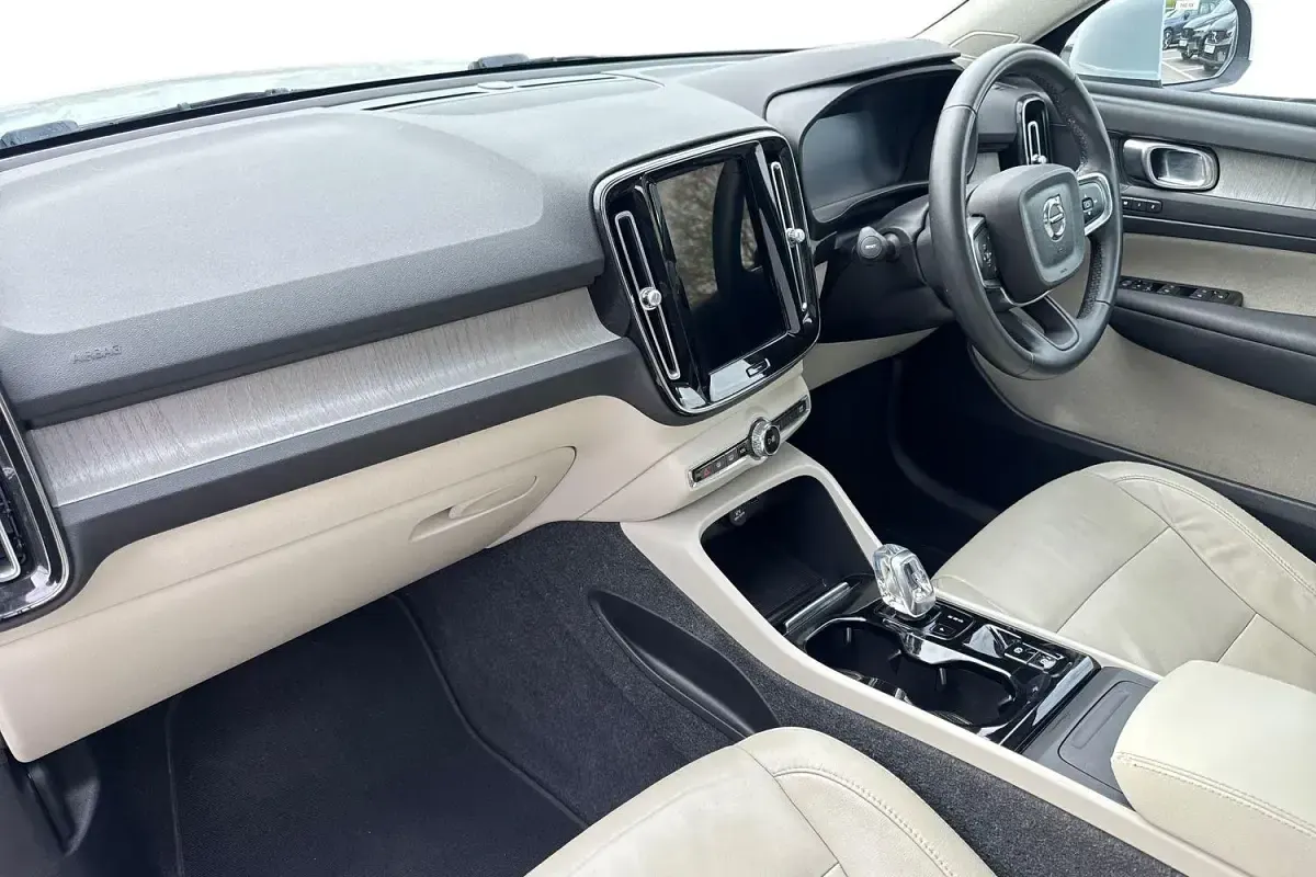 Used Volvo XC40 Inscription 163 HP (119 kW) 2021 Silver SUV