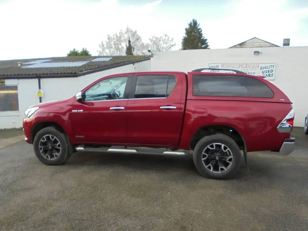 Used Toyota HiLux 150 HP (110 kW) 2017 Red Pickup