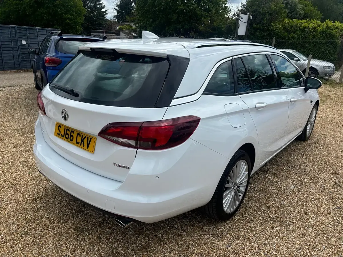 Used Vauxhall Astra Elite 200 HP (147 kW) 2016 White Estate