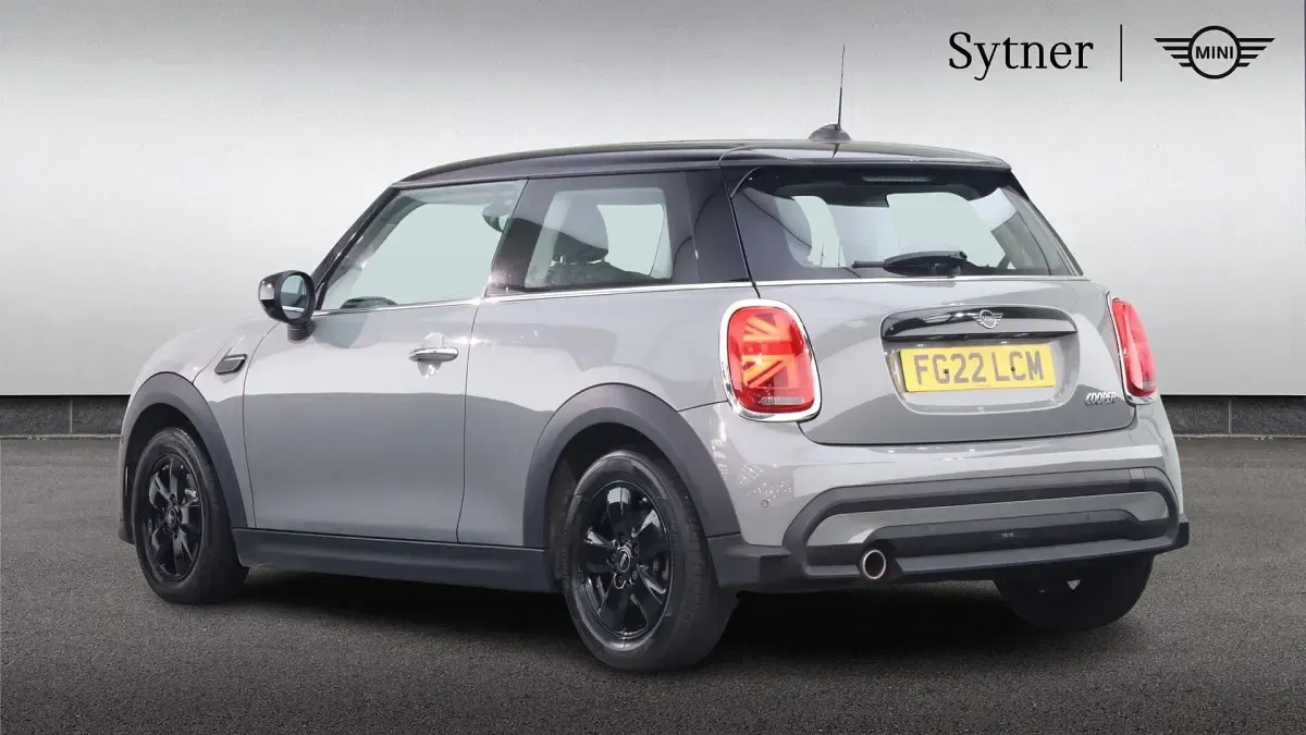 Usado Mini Cooper Classic 134 HP (98 kW) 2022 Cinzento Citadino