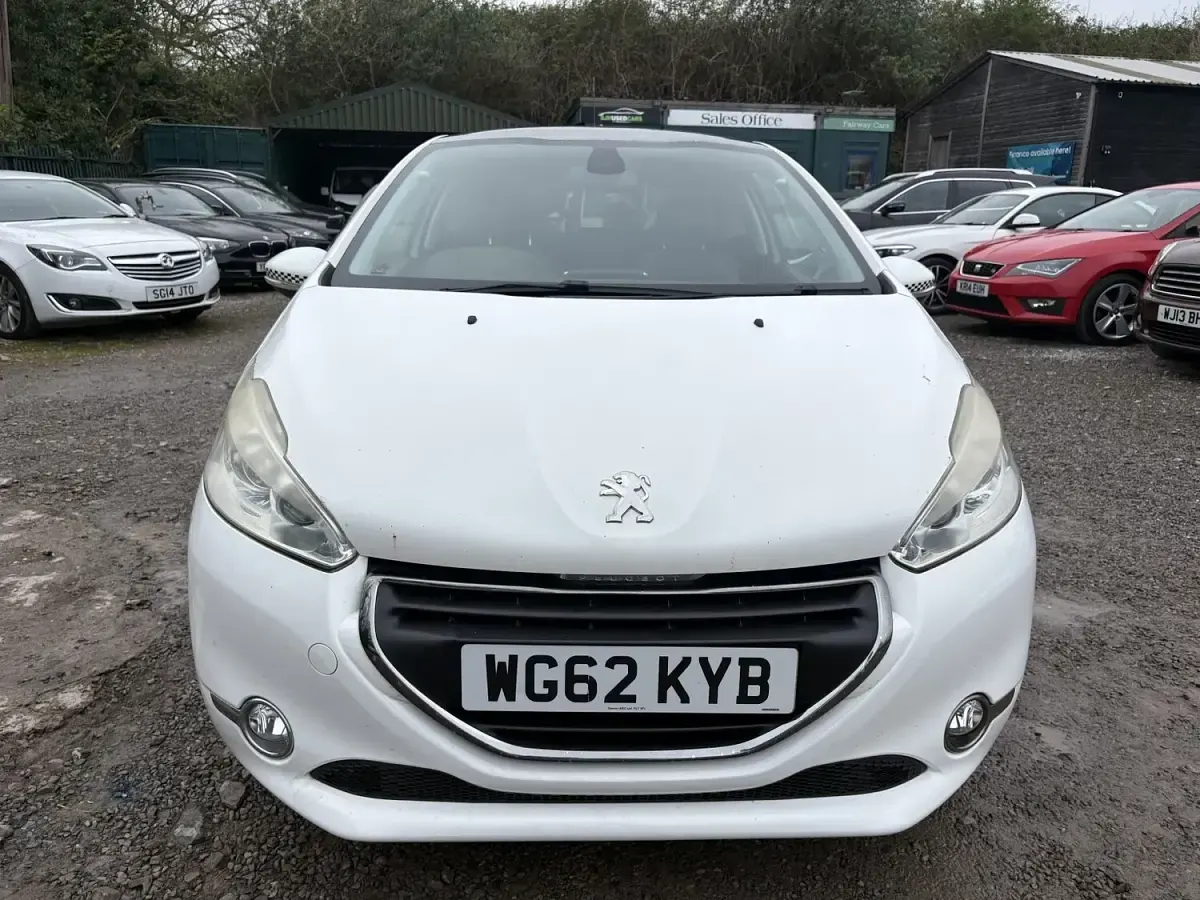 Used Peugeot 208 2013 White Hatchback