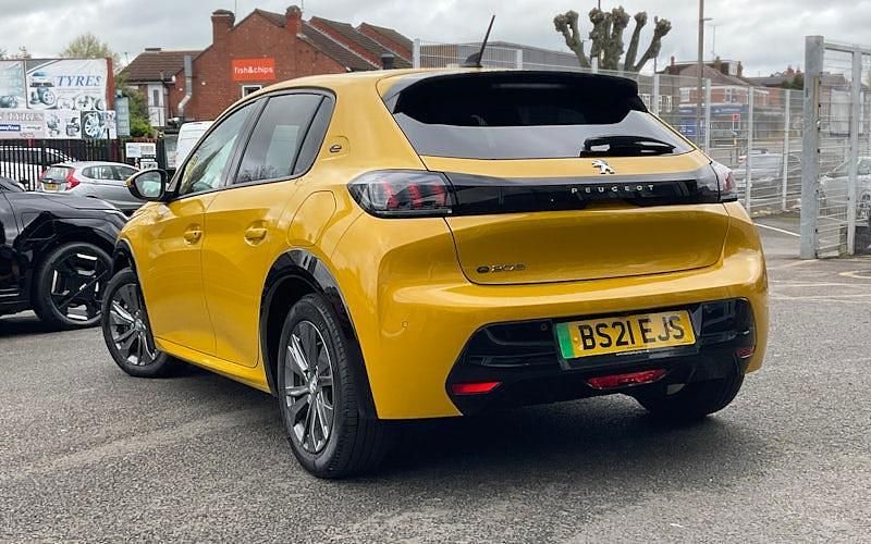 Second-hand Peugeot e-208 Allure Premium 100 kW (136 CP) 2022 Hatchback