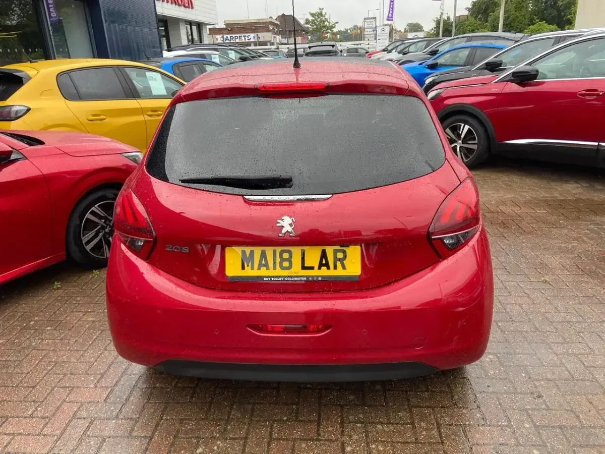 Used Peugeot 208 Allure Premium 81 HP (59 kW) 2018 Red Hatchback