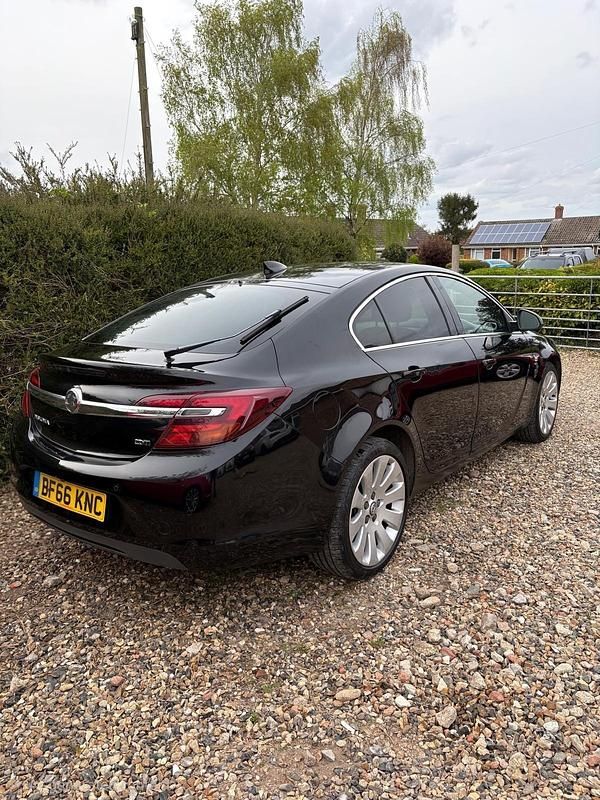 Second-hand Vauxhall Insignia Elite 2016 Negru Hatchback