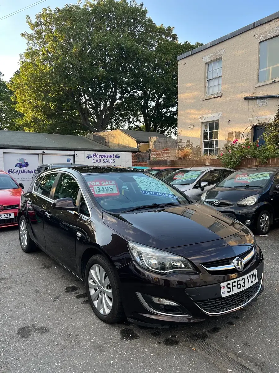 Used Vauxhall Astra Elite 165 HP (121 kW) 2013 Brown Hatchback