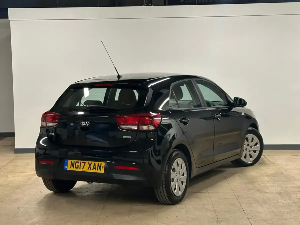 Usado Kia Rio 76 HP (55 kW) 2017 Preto Citadino