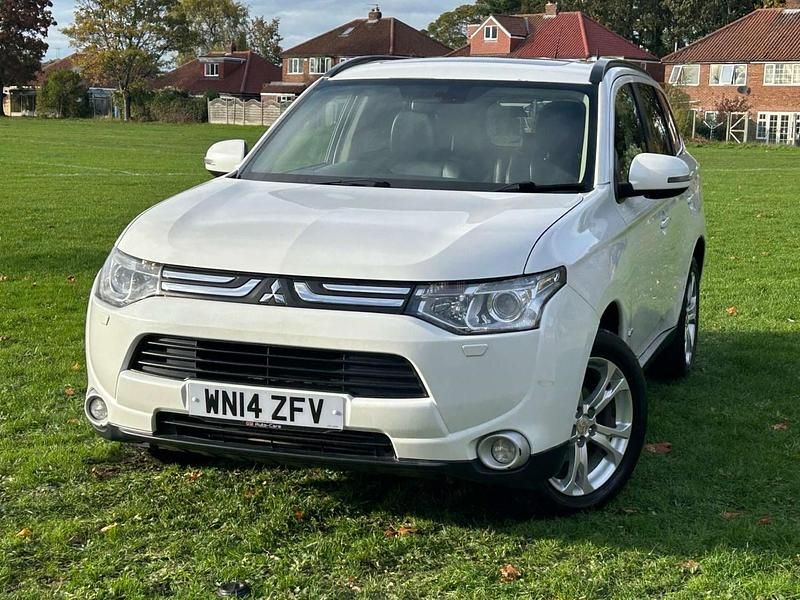 White Used 2014 Mitsubishi Outlander SUV | £6,810 (Fair price) - Image 1/4
