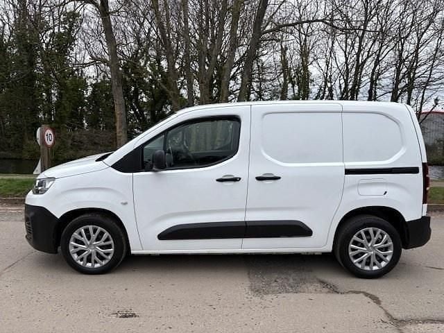 Used Citroën Berlingo 100 HP (73 kW) 2019 White MPV