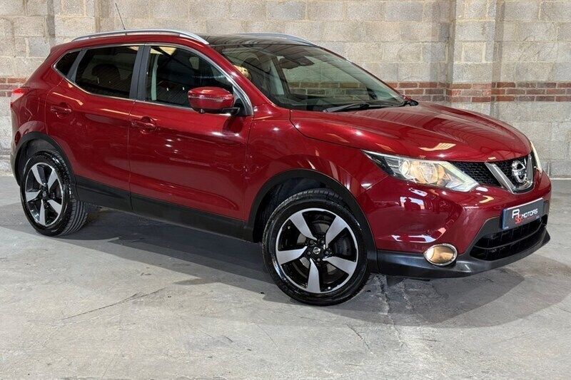 Red Used 2016 Nissan Qashqai N-Connecta SUV | £7,790 (Fair price) - Image 1/1