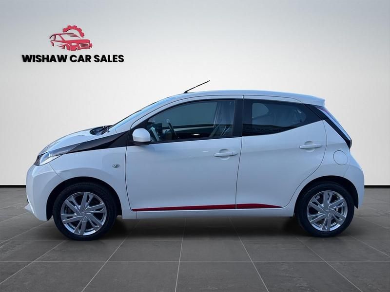 Used Toyota Aygo x-press 69 HP (50 kW) 2015 White Hatchback