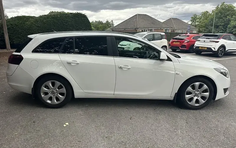 Used Vauxhall Insignia Design Edition 163 HP (119 kW) 2014 White Estate