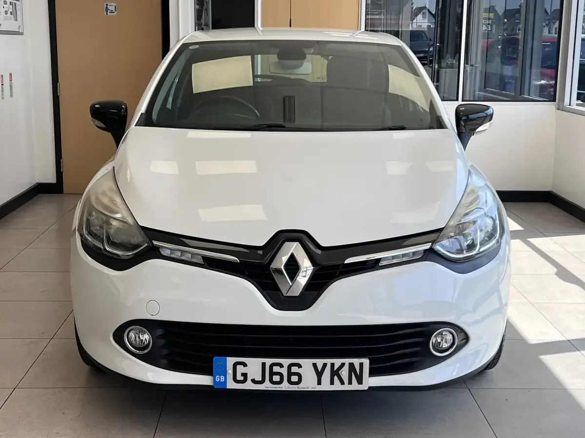 Used Renault Clio Dynamique 90 HP (66 kW) 2016 White Hatchback