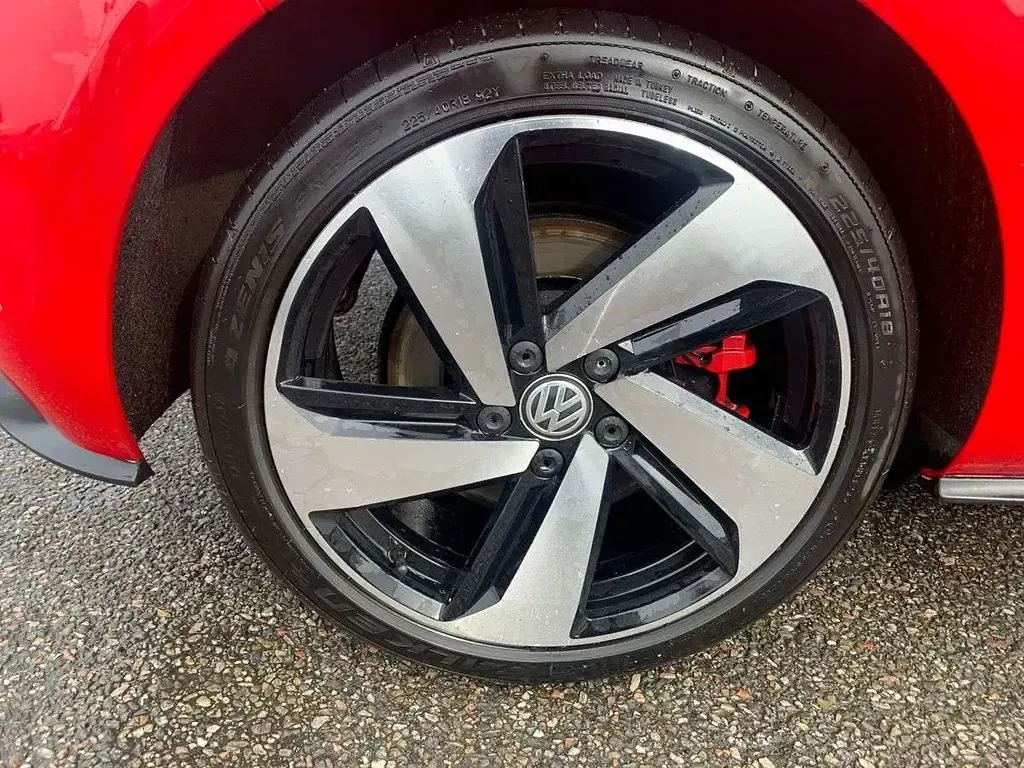 Używany VW Golf VII GTI 245 KM (180 kW) 2019 Czerwony Hatchback