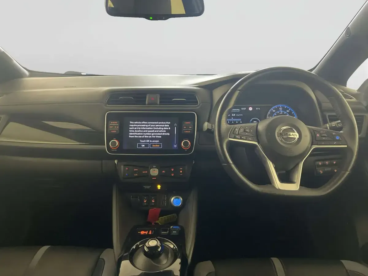Begagnad Nissan Leaf Tekna 110 kW (150 HK) 2021 Grå Halvkombi