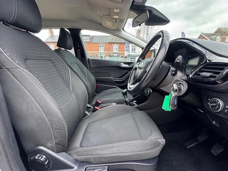 Used Ford Fiesta Zetec 85 HP (62 kW) 2018 White Hatchback