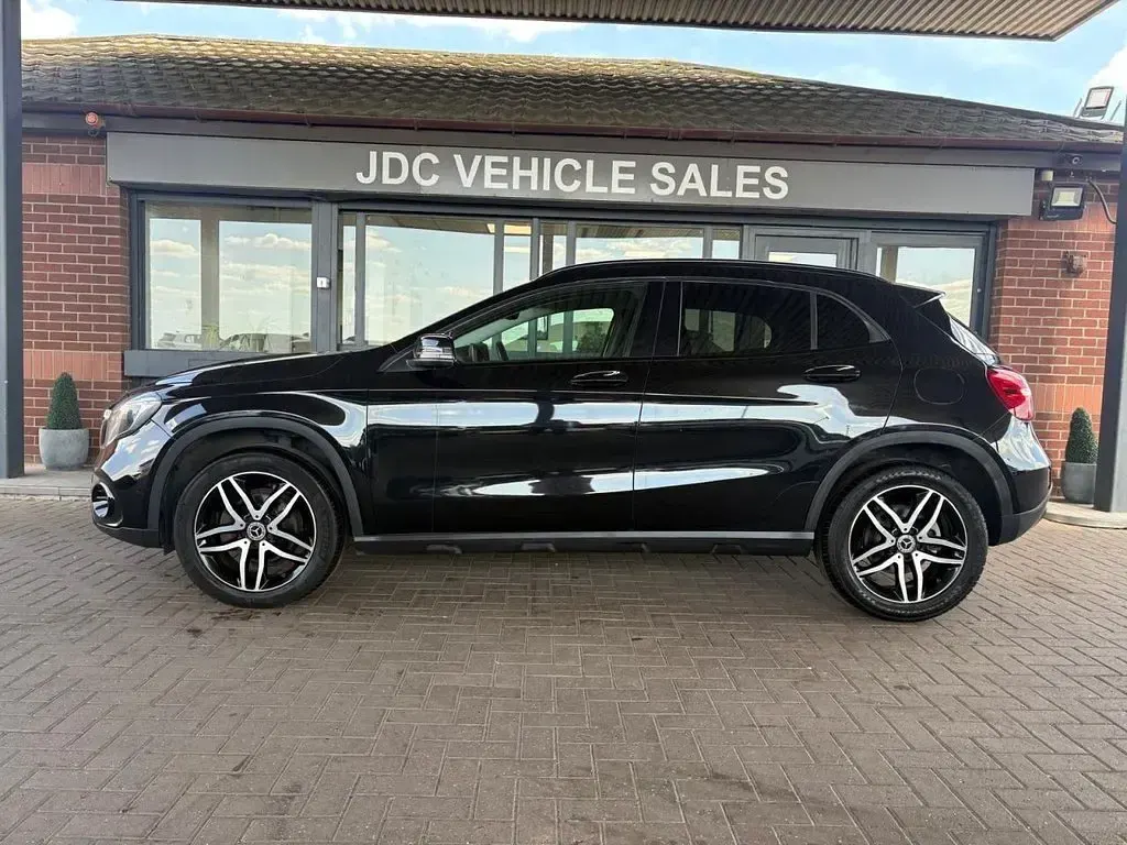 Used Mercedes GLA180 Urban 122 HP (89 kW) 2018 Black SUV