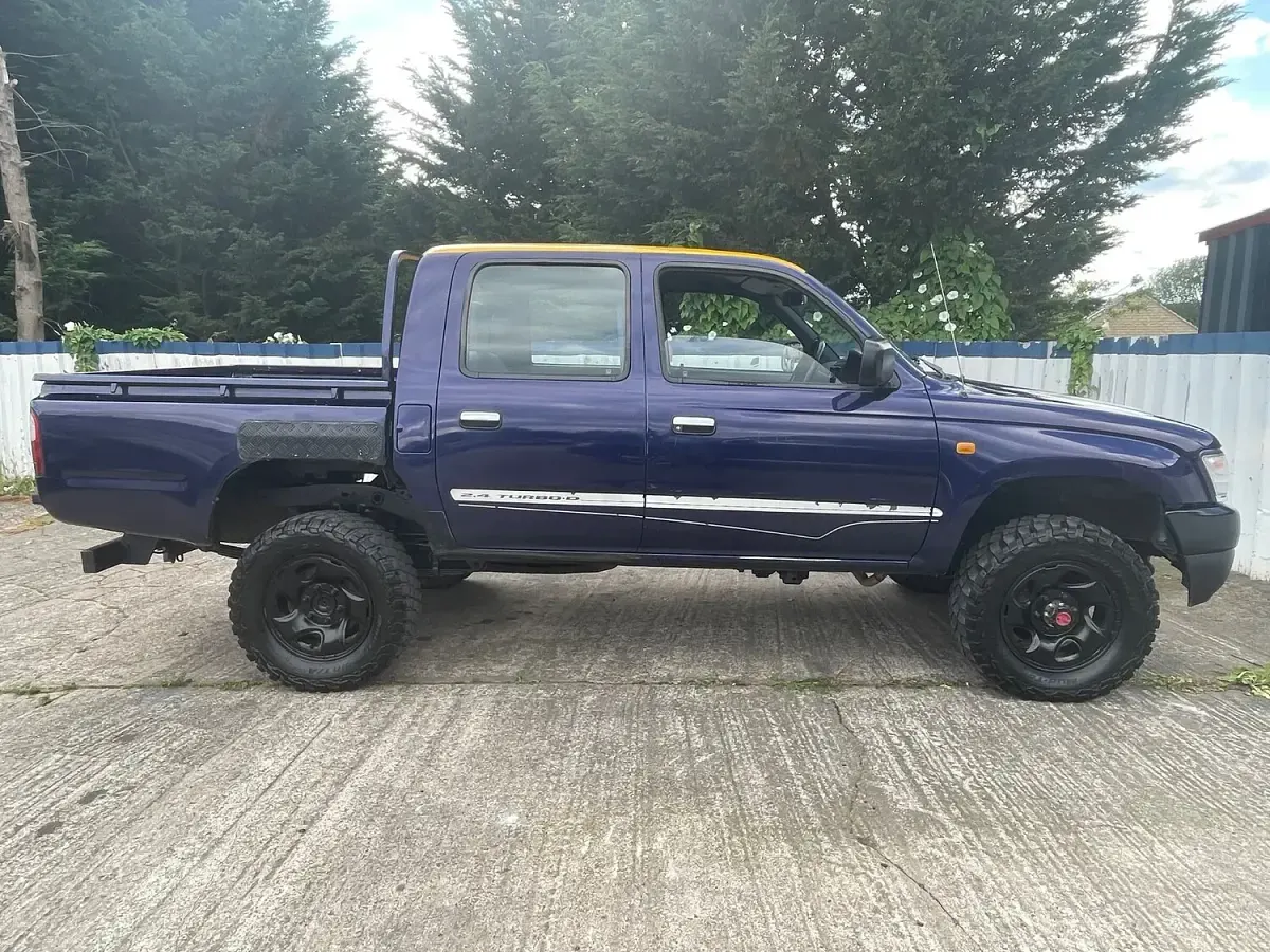 Used Toyota HiLux 102 HP (75 kW) 2000 Blue Pickup