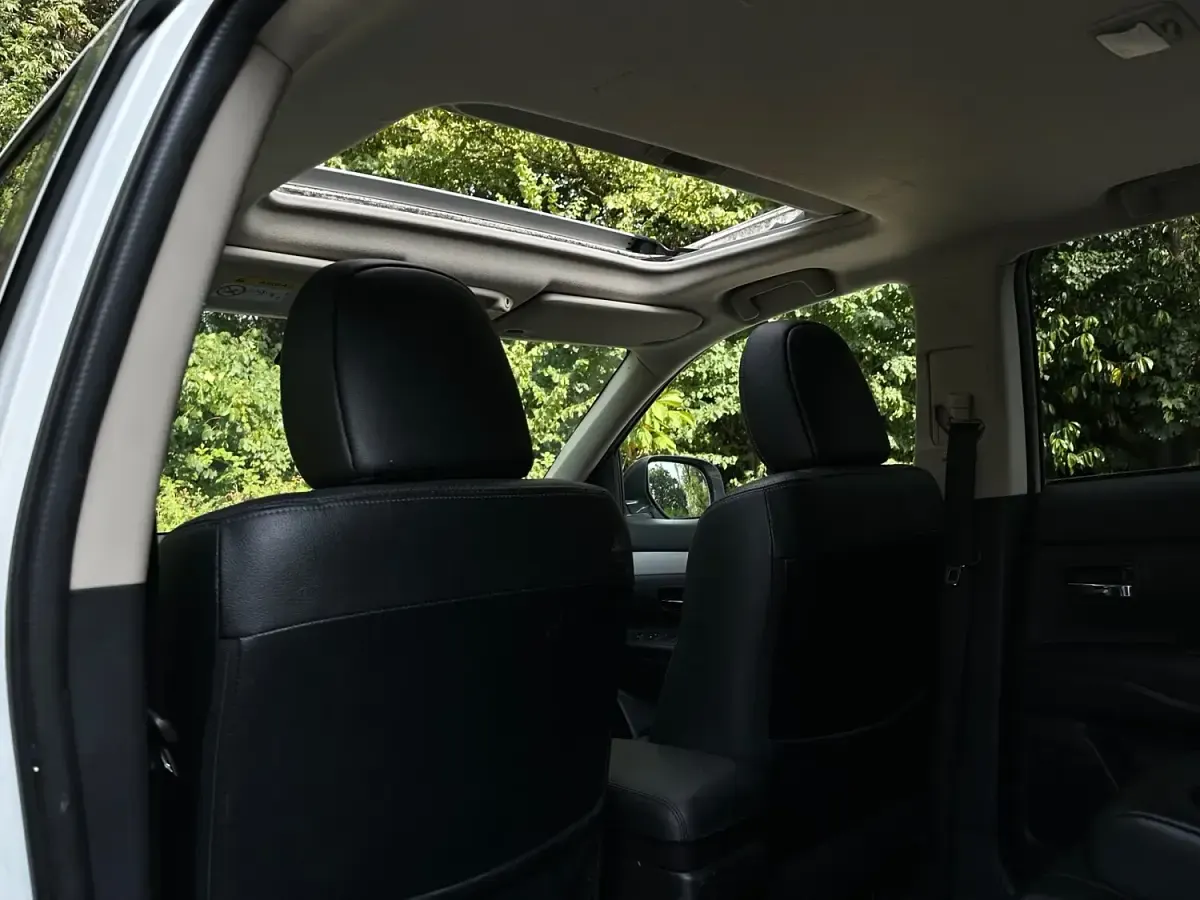 Used Mitsubishi Outlander P-HEV 2014 White Estate