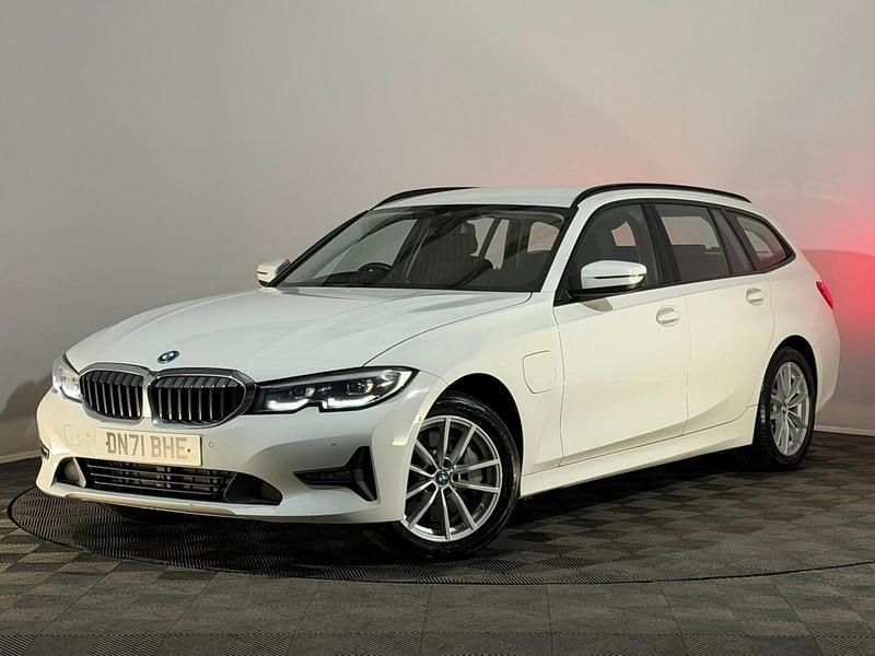 Begagnad BMW 330e Impressive 2021 Vit Kombi