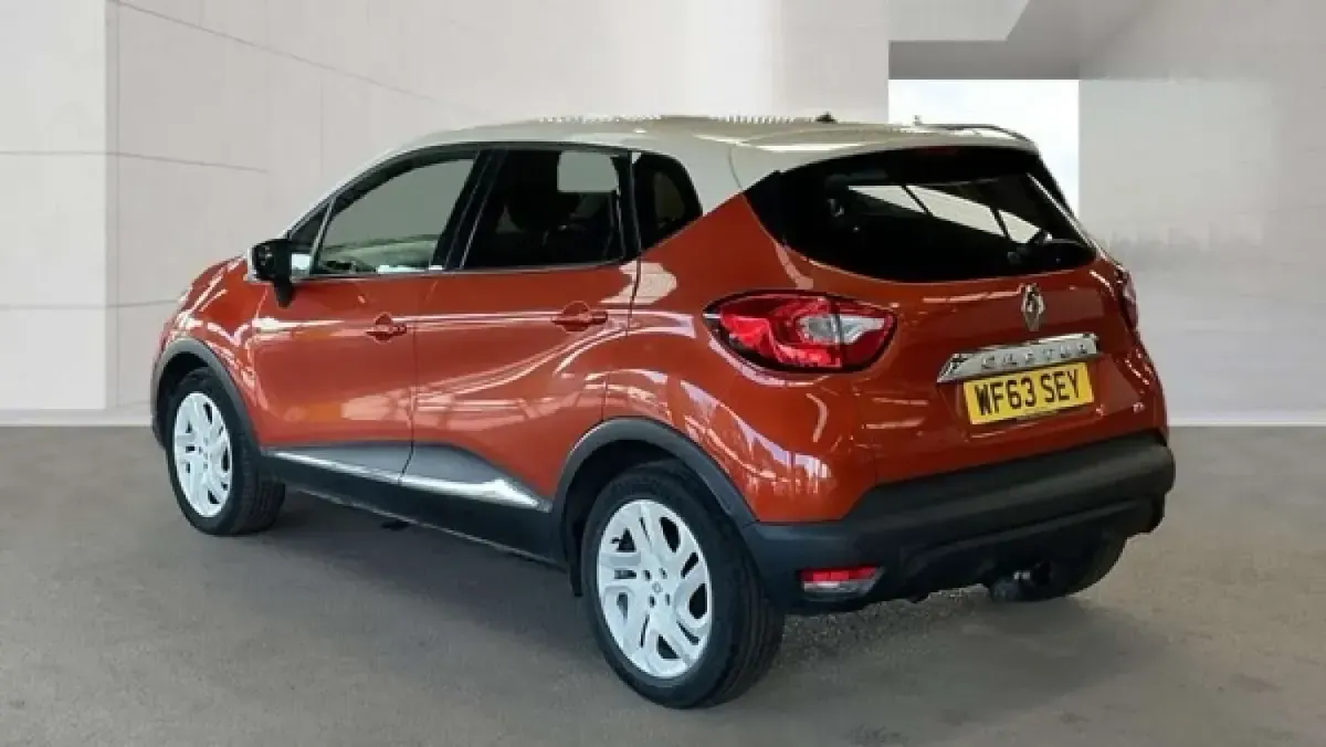 Used Renault Captur Dynamique 90 HP (66 kW) 2013 Orange and cream SUV