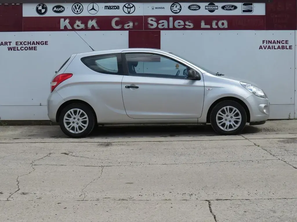 Used Hyundai i20 Classic 78 HP (57 kW) 2011 Silver Hatchback