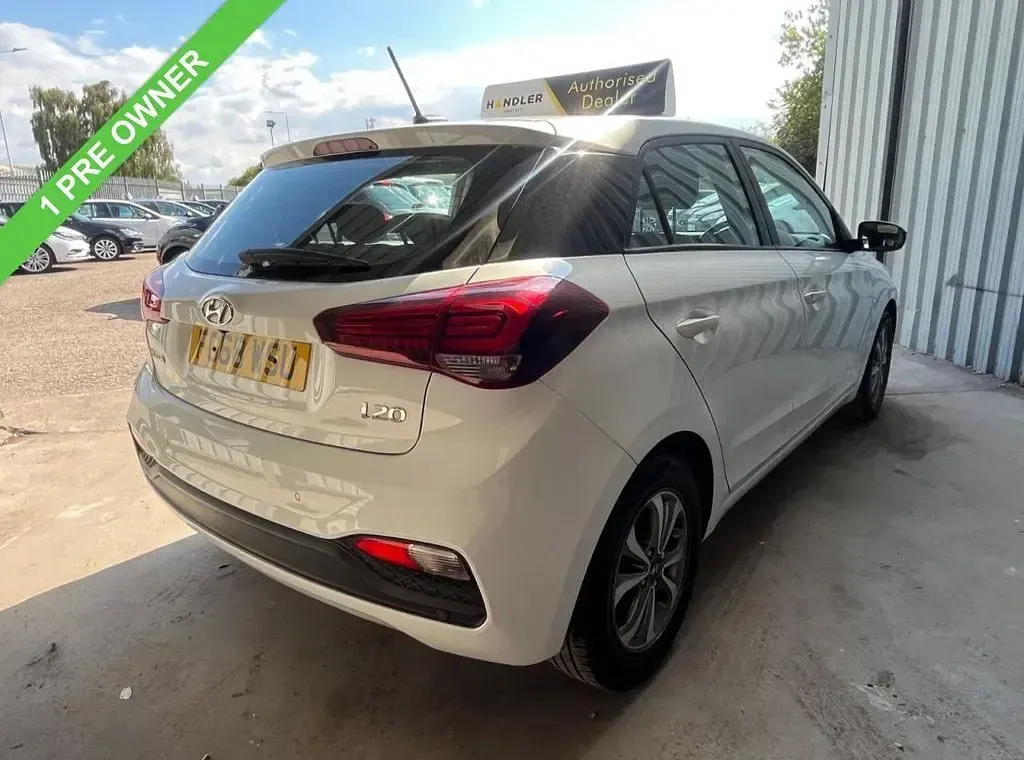 Used Hyundai i20 SE 100 HP (73 kW) 2018 White Hatchback