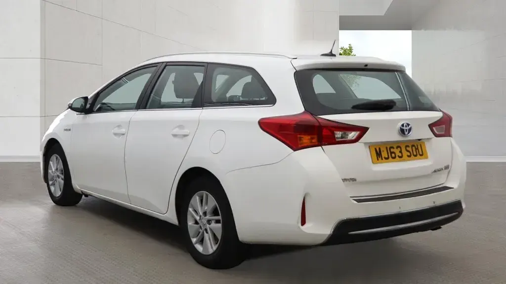 Used Toyota Auris Hybrid 2014 White Estate