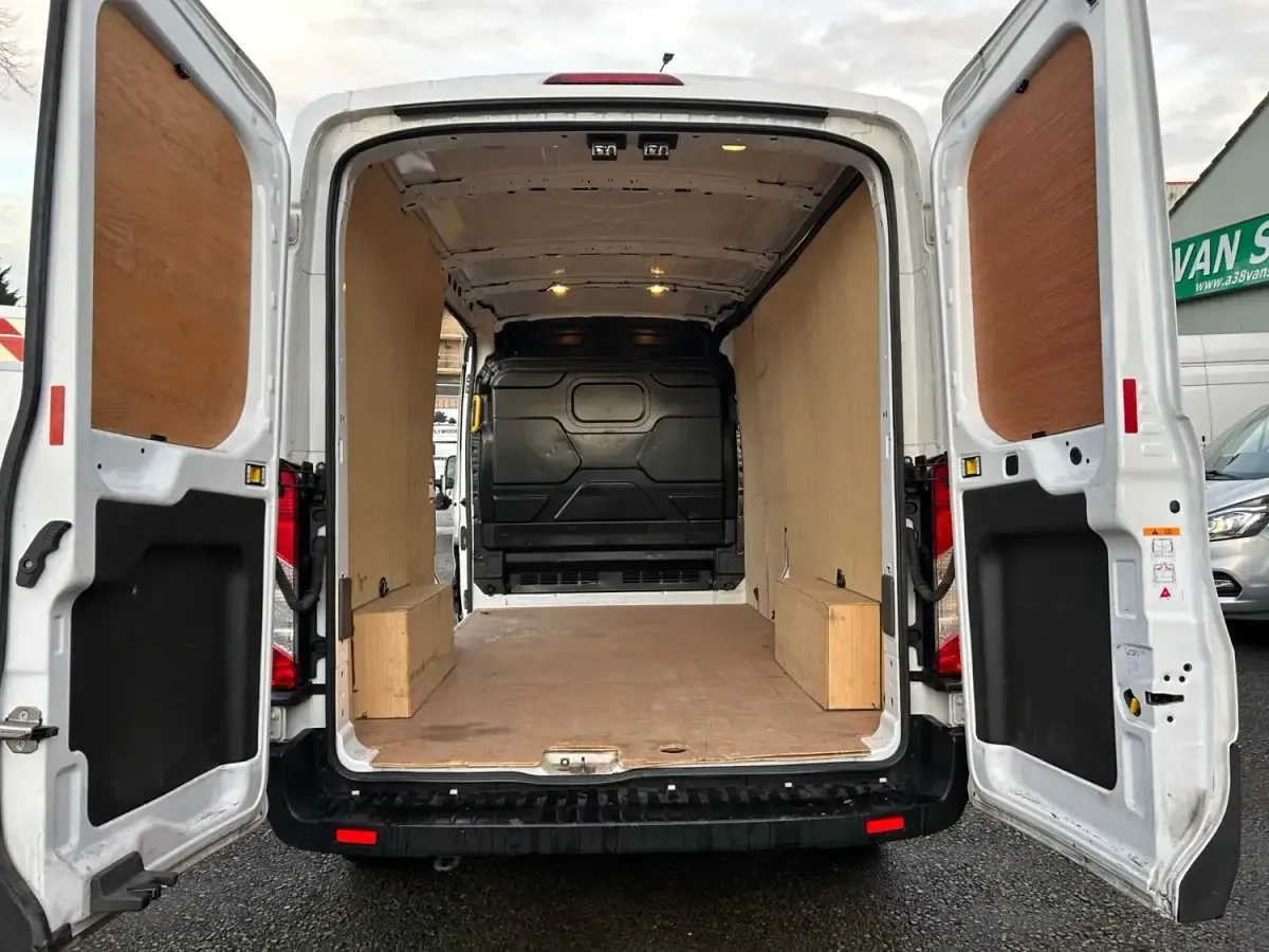 Usado Ford Transit 130 HP (95 kW) 2022 Branco Van