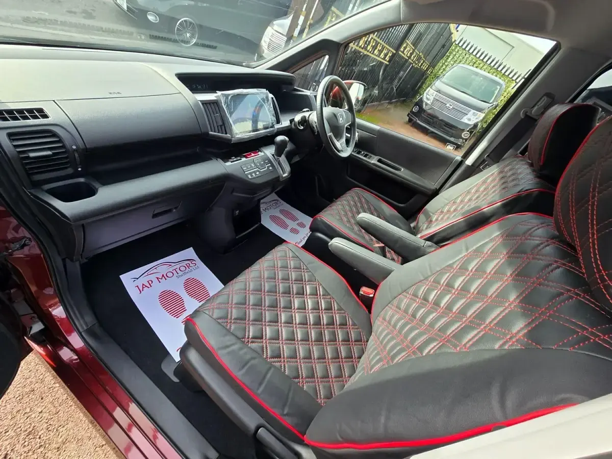 Używany Honda Stepwgn 2026 Czerwony