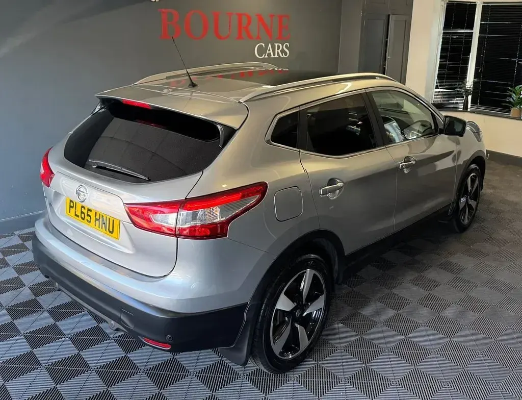 Used Nissan Qashqai N-TEC 115 HP (84 kW) 2016 Silver SUV