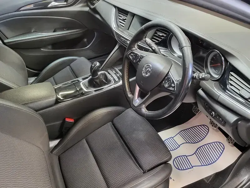 Begagnad Vauxhall Insignia Sport 165 HK (121 kW) 2019 Grå Halvkombi