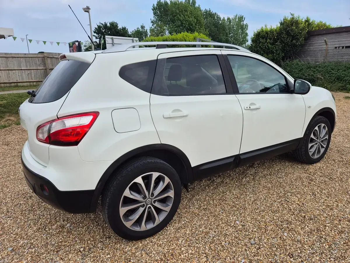 Used Nissan Qashqai Tekna 117 HP (86 kW) 2012 White SUV