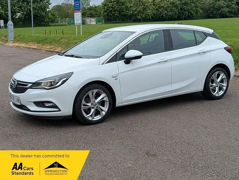 Used Vauxhall Astra SRi 136 HP (100 kW) 2017 White Hatchback
