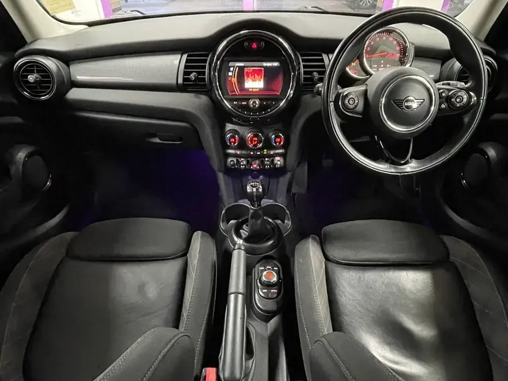 Używany Mini Cooper Hatch 136 KM (100 kW) 2018 Niebieski Hatchback