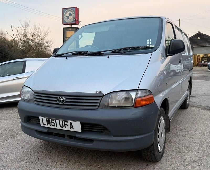 Used Toyota HiAce 88 HP (64 kW) 2001 Silver MPV