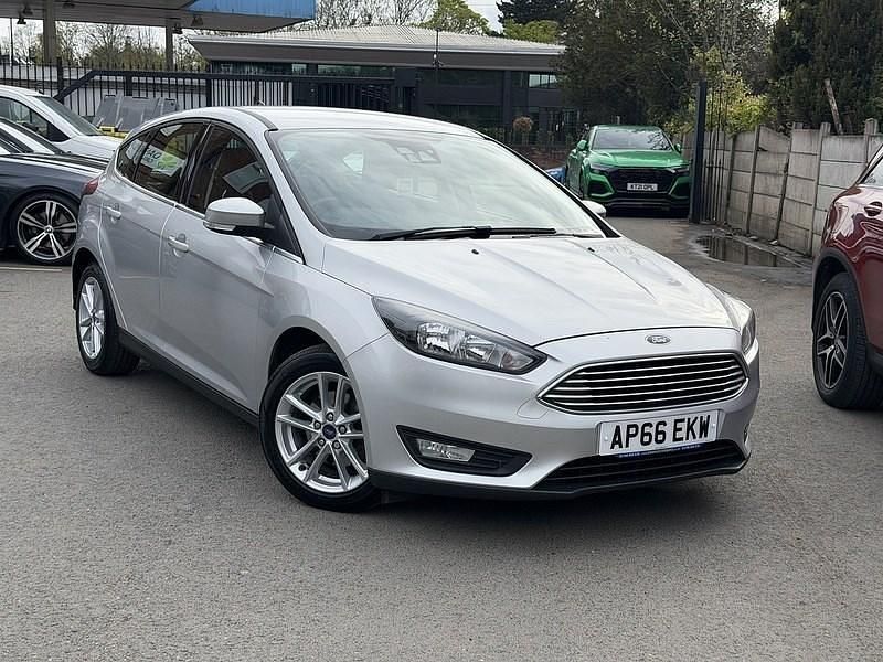 Used Ford Focus Zetec 125 HP (91 kW) 2016 Silver Hatchback