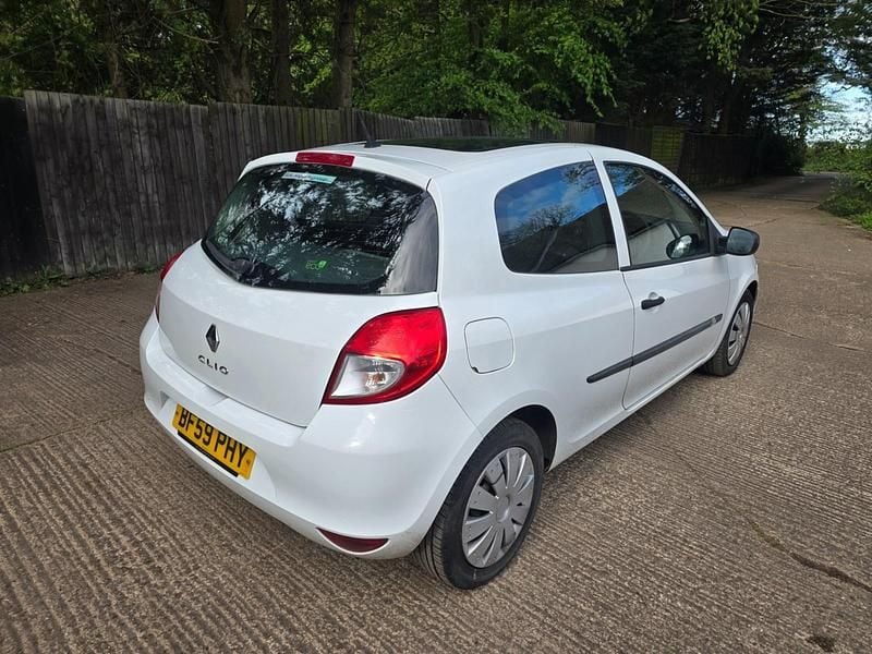 Used Renault Clio II Extreme 2009 White Hatchback