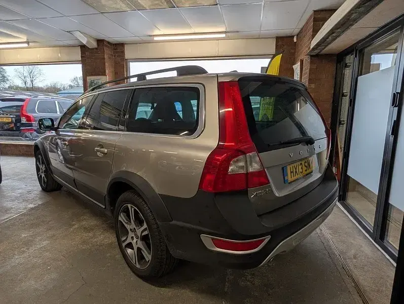 Usado Volvo XC70 SE Lux 163 HP (119 kW) 2013 Dourado Carrinha
