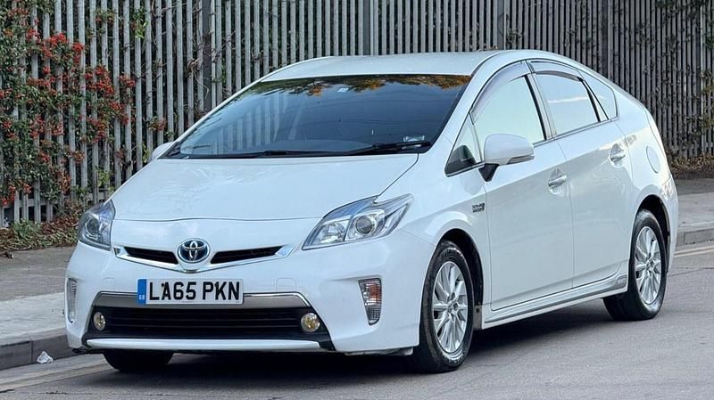 Used Toyota Prius 136 HP (100 kW) 2020 White Hatchback