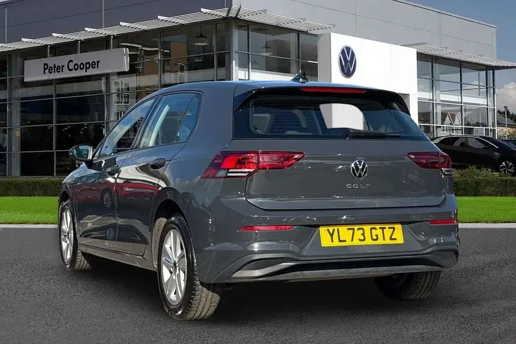 Usado VW Golf VIII Life 130 CV (95 kW) 2024 Gris Utilitario