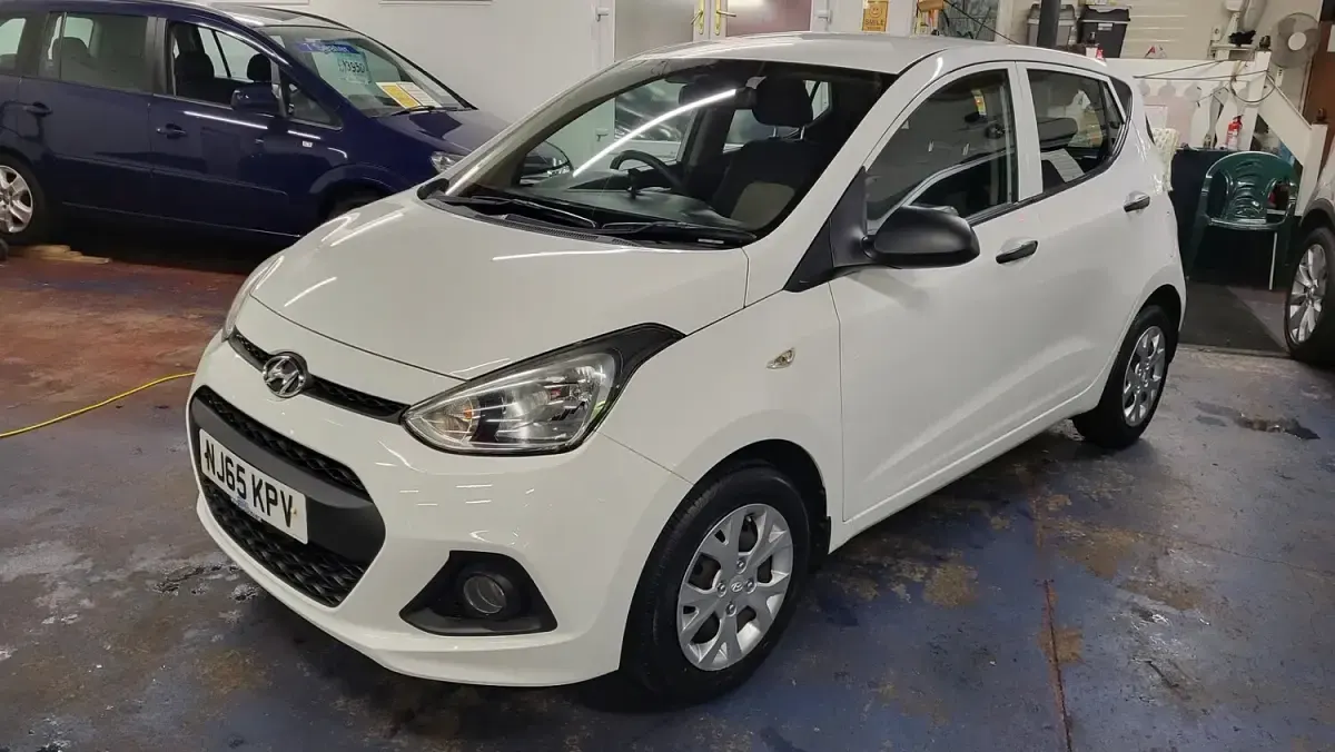 Used Hyundai i10 65 HP (47 kW) 2015 White Hatchback